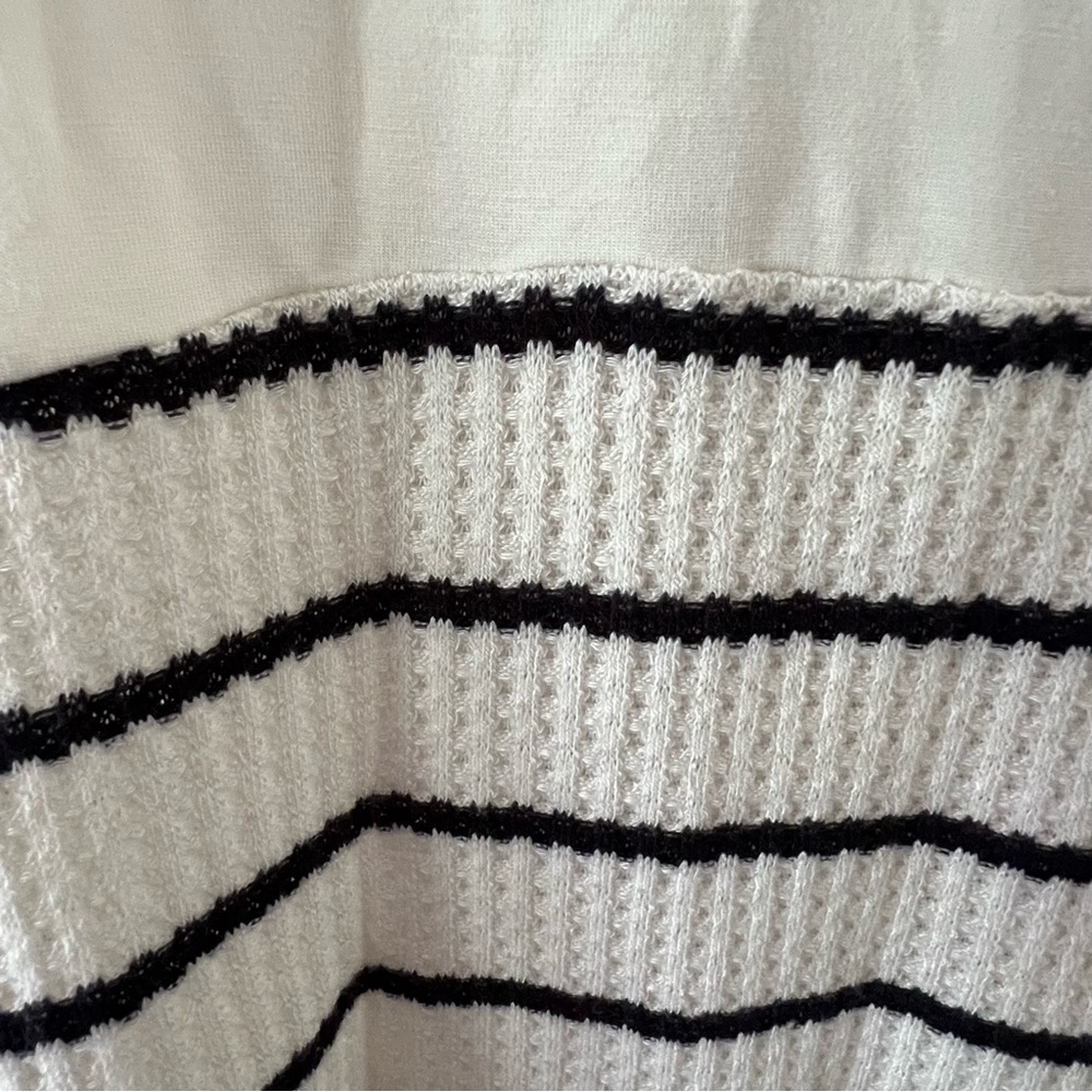 C&C California V-Neck Top Black and Cream Size Medium NWOT - Picture 6 of 8